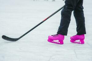 hockey jugador en rosado patines paseos en hielo foto