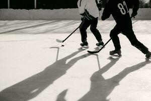 hombres jugar hockey en el pista durante el día foto