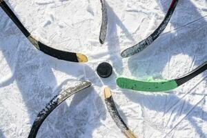 hockey equipo poner holgazanear alrededor el lavadora foto