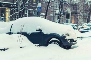 carros son estacionado a lo largo el carreteras cubierto en nieve foto