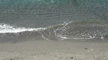 strand met kristallijn golven een zonnig dag video