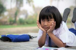 Chica de escuela en campo. foto