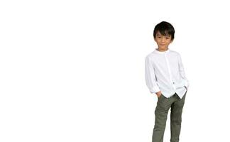 pequeño chico Moda sonriente niño en blanco camisa y gris pantalones, estilo y Moda ideas para niños. foto