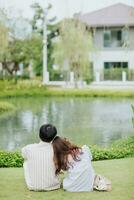 asiático Pareja sentado en jardín . hombre y mujer turista relajarse y disfrutar al aire libre estilo de vida y fiesta vacaciones. foto
