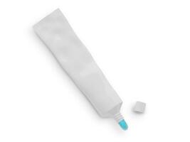 exprimir pasta dental fuera de un pasta dental tubo en un blanco antecedentes foto