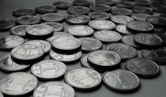 ucranio monedas en denominaciones de 1 y 2 hryvnia con estriado borde textura antecedentes foto