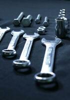 metal enchufe llave inglesa pedacitos, tornillo tornillos y acero llaves en un Talla comparación vertical valores foto