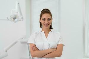 hermosa dentista niña Satisface su paciente en el oficina foto