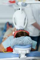 el paciente sufre un procedimiento para dientes blanqueo con un ultravioleta lámpara foto