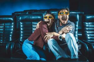 chico y niña 3d lentes son muy preocupado mientras acecho un película en un cine foto
