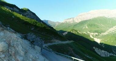 montaña la carretera en el Alpes. panorámico ver desde el coche. foto