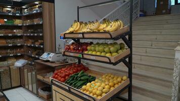 frutas y vegetales en monitor en un tienda de comestibles Tienda foto