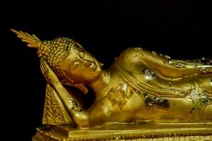 un dorado estatua de un dormido Buda foto