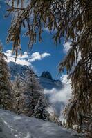 otoño y invierno en el francés Alpes foto