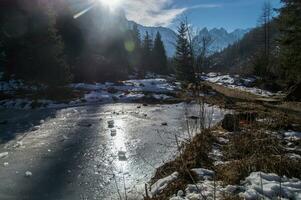 congelado lago en el francés Alpes foto