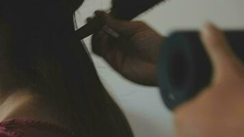 Fachmann Friseur, Stylist Kämmen Haar von weiblich Klient im Weiß machen oben Zimmer. Schönheit und Haarpflege Konzept video