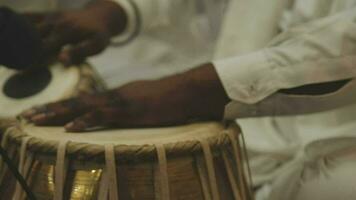 un conjunto de tambores siendo jugado a un indio Boda video