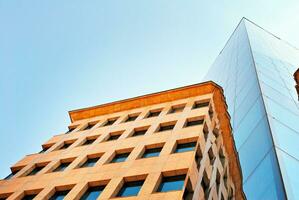 estructural vaso pared reflejando azul cielo. resumen moderno arquitectura fragmento. foto