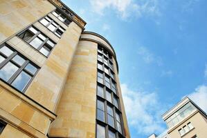 moderno oficina edificio en el ciudad con ventanas y acero y aluminio foto