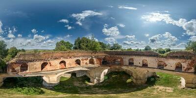 lleno sin costura esférico hdri 360 panorama terminado arruinado abandonado Iglesia con arcos sin techo en equirrectangular proyección con cenit y nadir, Listo para vr virtual realidad contenido foto