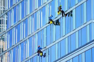 vaso edificio con transparente fachada de el edificio y azul cielo. estructural vaso pared reflejando azul cielo. resumen moderno arquitectura fragmento. contemporáneo arquitectónico antecedentes. foto