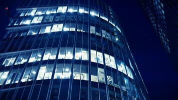 modelo de oficina edificios ventanas iluminado a noche. vaso arquitectura ,corporativo edificio a noche - negocio concepto. azul gráfico filtrar. foto