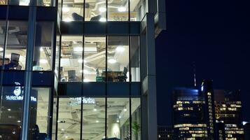 modelo de oficina edificios ventanas iluminado a noche. vaso arquitectura ,corporativo edificio a noche - negocio concepto. foto