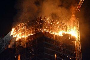 varsovia, Polonia. 7 7 junio 2019. un fuego a el Varsovia cubo construcción sitio. fuego en un Alto edificio. foto