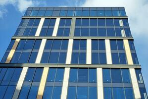 estructural vaso pared reflejando azul cielo. resumen moderno arquitectura fragmento foto