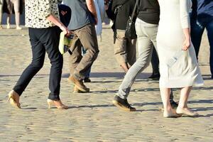 personas caminando en grande ciudad calle, borroso movimiento cruce resumen foto