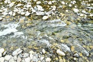 un río fluido mediante un rocoso corriente foto