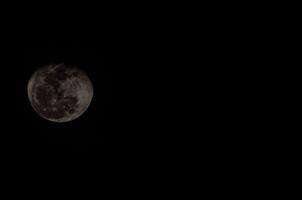 el Luna es visto en el oscuro cielo foto