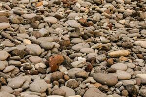 un pila de rocas y grava en el playa foto