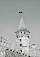castillo pared y torre. medieval fortificación foto