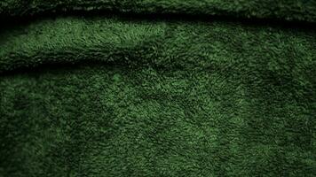 petróleo verde terciopelo tela textura usado como antecedentes. Esmeralda color pana tela antecedentes de suave y suave textil material. aplastada terciopelo .lujo Esmeralda tono para seda. foto