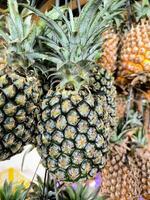 piñas o ananas comosus en el Fruta mercado foto