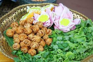 mugir pareo de malasia y lechuga, cilantro en dorado lámina, mugir pareo de malasia es suelo Cerdo envuelto con chino fideos y profundo frito. foto