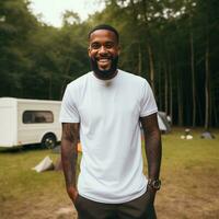 ai generado alegre masculino modelo al aire libre camiseta Bosquejo presentación foto