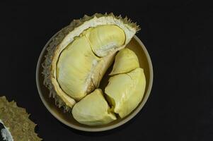 un Durian Fruta es cortar en medio foto