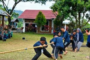 mojokerto, Indonesia - 30 septiembre 2022. tirón de guerra competencia Entre juventud grupos, indonesio independencia día foto