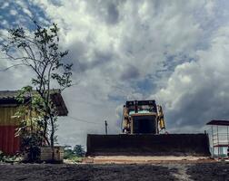 excavadora estacionado en un campo foto