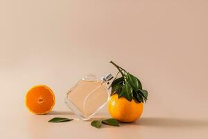 un hermosa transparente botella de un cosmético producto se inclina en un Fresco Mandarina fruta. frente vista. femenino y masculino esencia. belleza concepto. foto