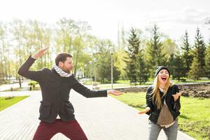 joven contento Pareja hombre riendo y mujer engañando alrededor en el parque foto