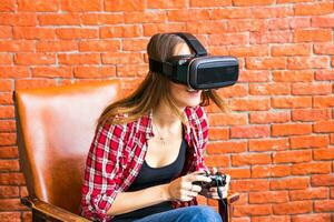 tecnología, virtual realidad, entretenimiento y personas concepto - mujer con vr auriculares jugando juego. foto