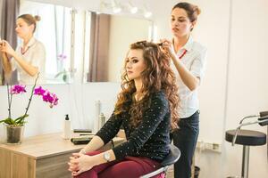 profesional peluquero peinado mujer Rizado cabello. foto