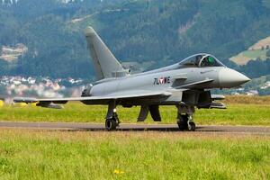 zeltweg, Austria, 2013 - militar combatiente chorro avión a aire base. aire fuerza vuelo operación. aviación y aeronave. aire defensa. militar industria. mosca y volador. foto