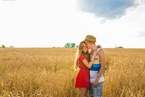 joven Pareja en el trigo campo. verano o otoño estación, Copiar espacio foto