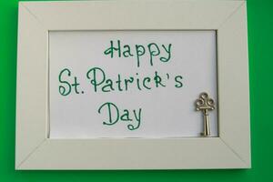 S t. patrick's día celebracion, festivo irlandesa fiesta con verde fondo, concepto de trébol tradicion en marzo festival foto