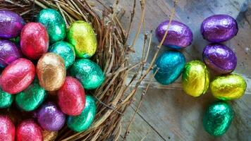 vistoso Pascua de Resurrección huevos. vibrante, festivo fiesta decoraciones simbolizando primavera celebracion y tradicional florido diseños foto