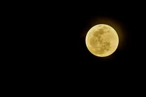 el Luna es visto en el oscuro cielo foto